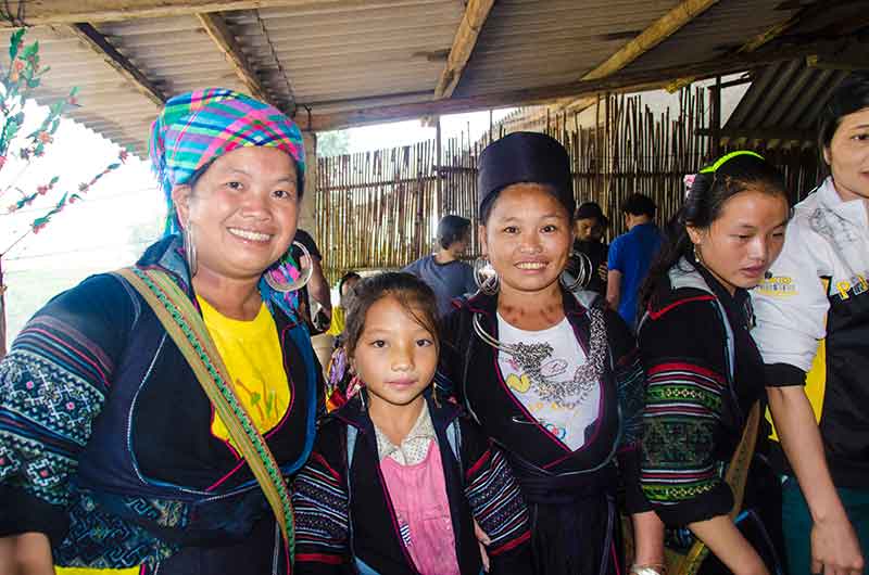 200 - Vietnam - Sapa - mujeres etnia Hmong negro